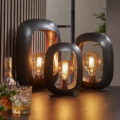 Moderne zwart metalen tafellamp drie
