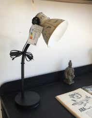 Stoere ijzeren tafellamp wit kap