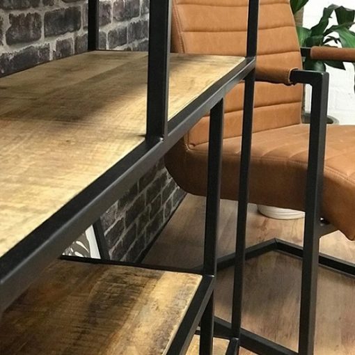 Industriële zwarte metalen kast hout